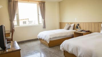 Escritorio, cortinas blackout, wifi gratis y ropa de cama