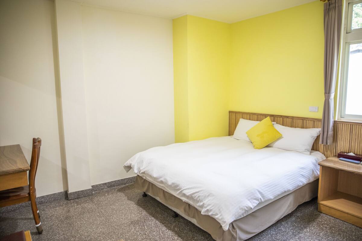 Double Room, Mountain View | Desk, blackout drapes, WiFi (free), bed sheets