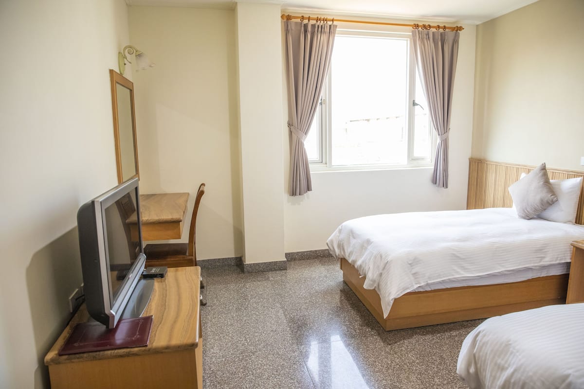 Comfort Twin Room, 2 Twin Beds, Harbor View | Desk, blackout drapes, WiFi (free), bed sheets