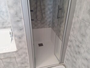 Ensemble douche/baignoire, papier toilette