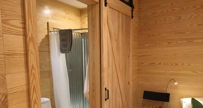 1-bedroom cabin just 23 minutes from Stone Mountain State Park