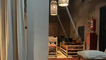 Bayanne | Hiên