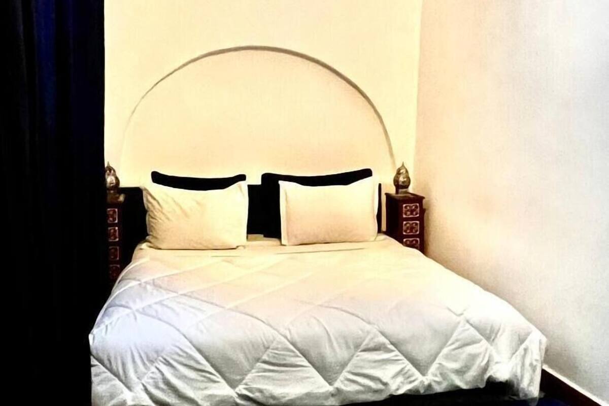 أغطية فراش متميزة ومكتب ومساحة عمل للكمبيوتر المحمول ومكواة/لوح كي