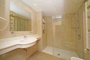 Shower, hair dryer, bidet, towels - Residence Dany (Gargnano)
