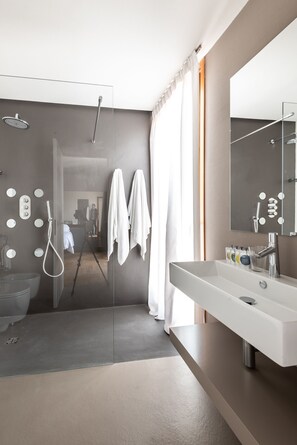 Suite monolocale Superior, vista mare | Bagno | Doccia, doccia idromassaggio, set di cortesia gratuito, asciugacapelli