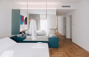 高級寝具、羽毛の掛け布団、ピロートップベッド、ミニバー