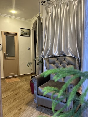 Apartament Deluxe, 2 dormitoris | Sala d'estar | Televisor intel·ligent de 42 polzades amb canals per cable i televisor