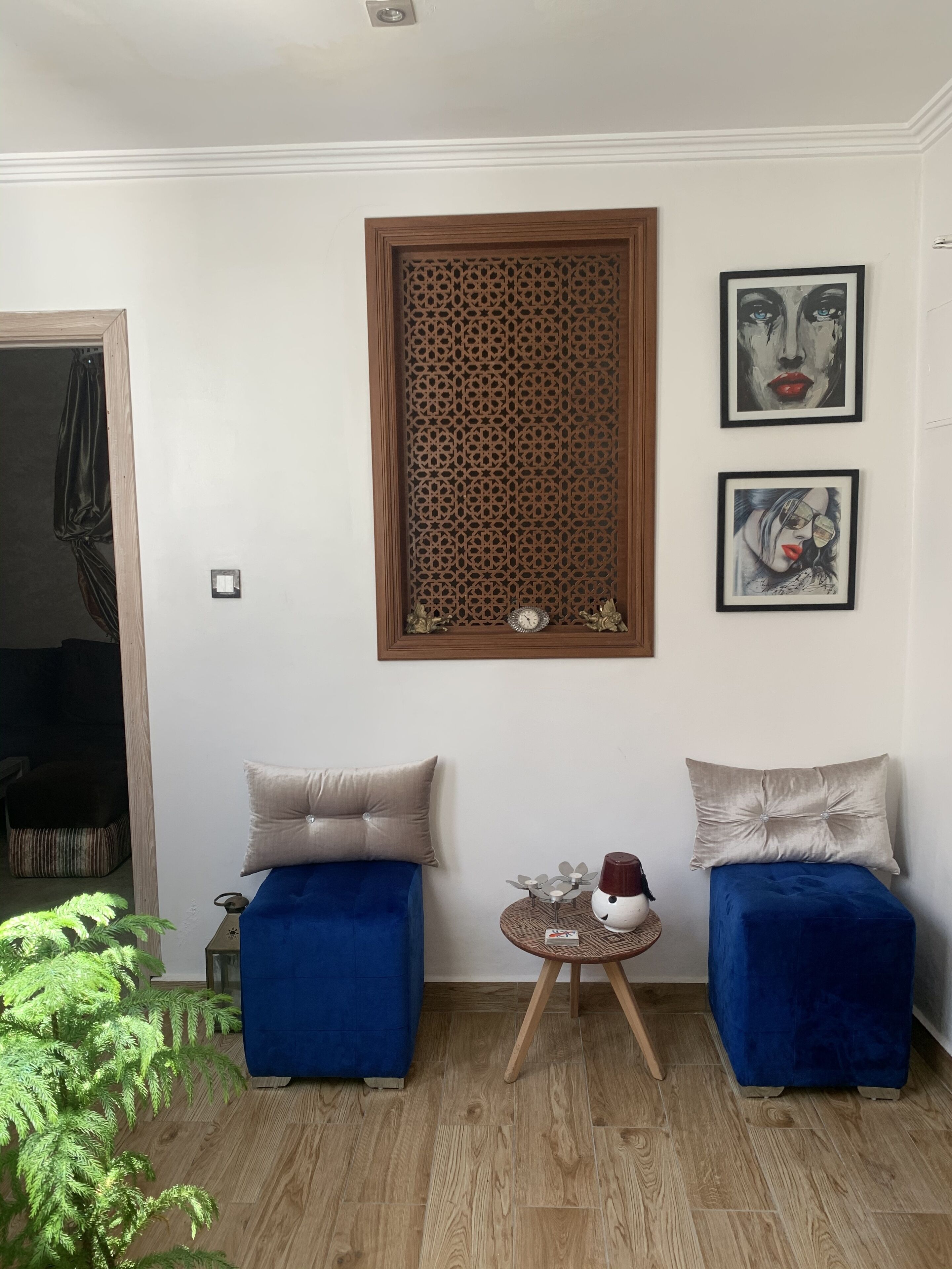 Apartamento luxo, 2 quartos | Área de estar | Smart TV 42 polegadas com canais a cabo, TV, lareira
