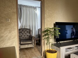 Appartamento Deluxe, 2 camere da letto | Area soggiorno | Smart TV 42 pollici con canali via cavo, TV, caminetto