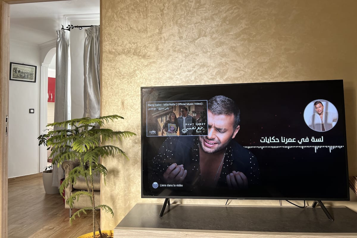 Deluxe appartement, 2 slaapkamers | Woonruimte | Een 42-inch smart-tv met kabelzenders, een televisie en een open haard