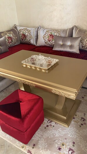 En 42-tommers smart-TV med kabel-kanaler samt TV og peis