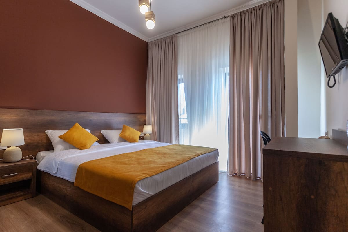 Habitación clásica con 1 cama matrimonial o 2 individuales, 1 cama King size, para no fumadores | Ropa de cama de alta calidad y minibar