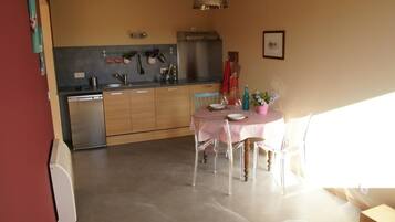 Réfrigérateur, micro-ondes, plaque de cuisson, cafetiÚre/bouilloire