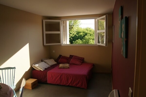 Travel cot, WiFi, bed sheets