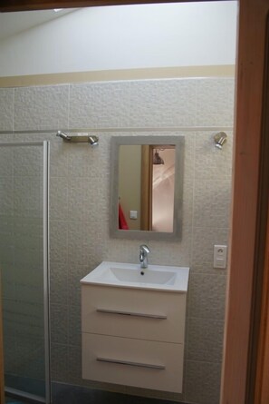Shower, hair dryer, towels, soap - Studio new condition independent garden, Avignon festival  (ORANGE)