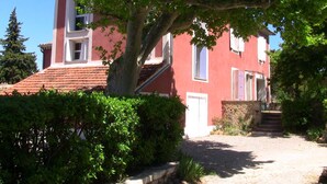 A red building with a tiled roof, a staircase, and a gravel driveway. - Studio new condition independent garden, Avignon festival  (ORANGE)