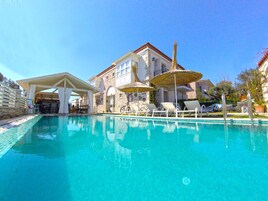 Außenpool, geöffnet von 09:00 Uhr bis 20:00 Uhr, Sonnenschirme