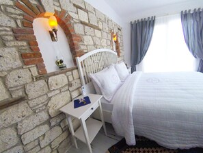 Deluxe-herbergi fyrir þrjá - útsýni yfir sundlaug (Bay View) | Sérhannaðar innréttingar, sérvalin húsgögn, skrifborð