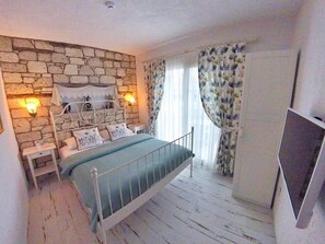 Standard Double Room, Garden View | Individually decorated, individually furnished, desk, blackout curtains