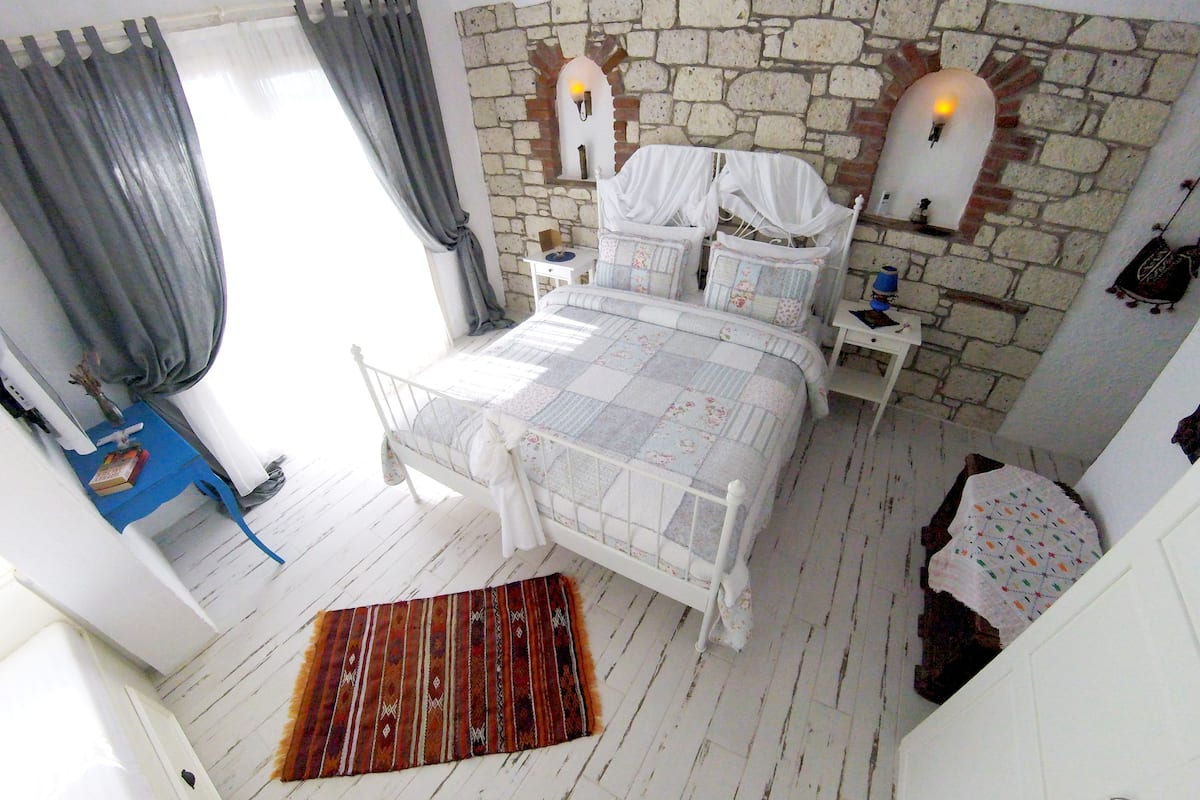 Habitación triple Deluxe, vista a la alberca (Bay View) | Decoración personalizada, muebles diferentes y escritorio