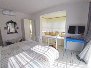 Deluxe Triple Room, Pool View (Bay View)