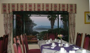 Desayuno completo diario (USD 20 por persona)