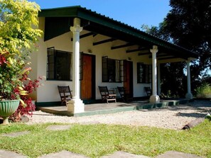 Free cribs/infant beds, WiFi, bed sheets - Norma Jeanes Lake View Resort (Masvingo)