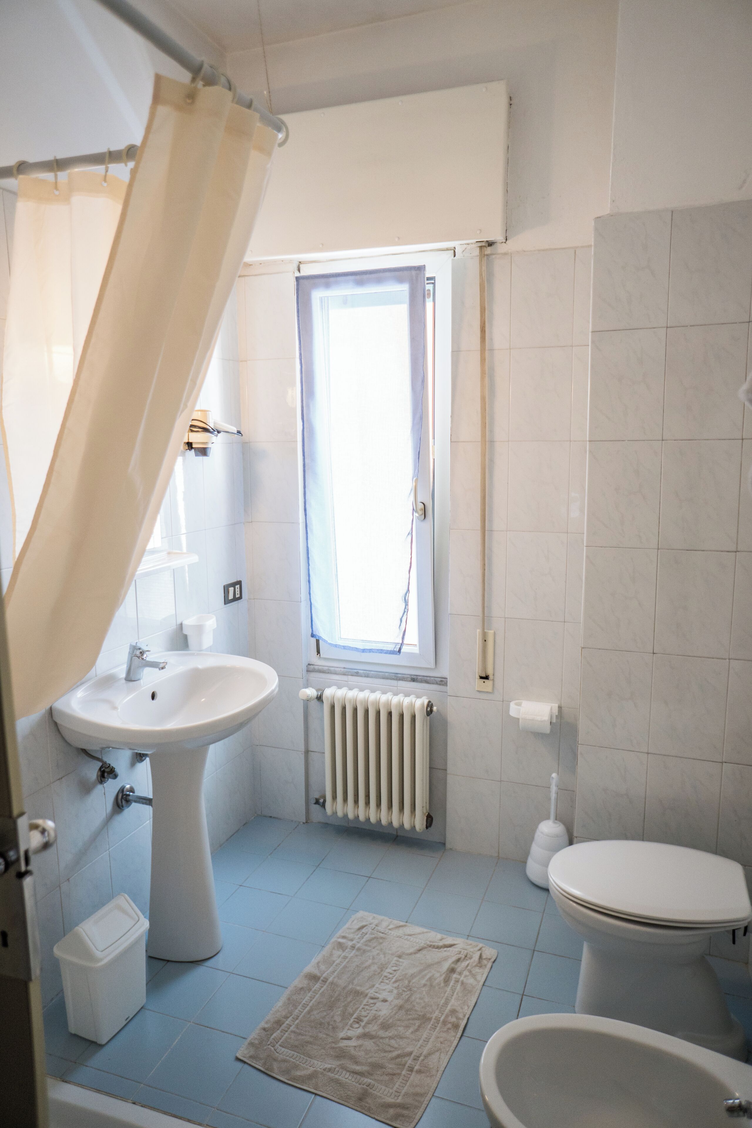Une salle de bain avec un lavabo, des toilettes et une baignoire.