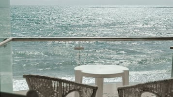 Habitación triple Deluxe, vista parcial al mar | Terraza o patio