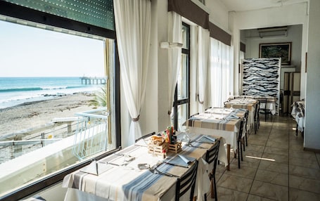 Se sirven desayunos, almuerzos y cenas; cocina italiana