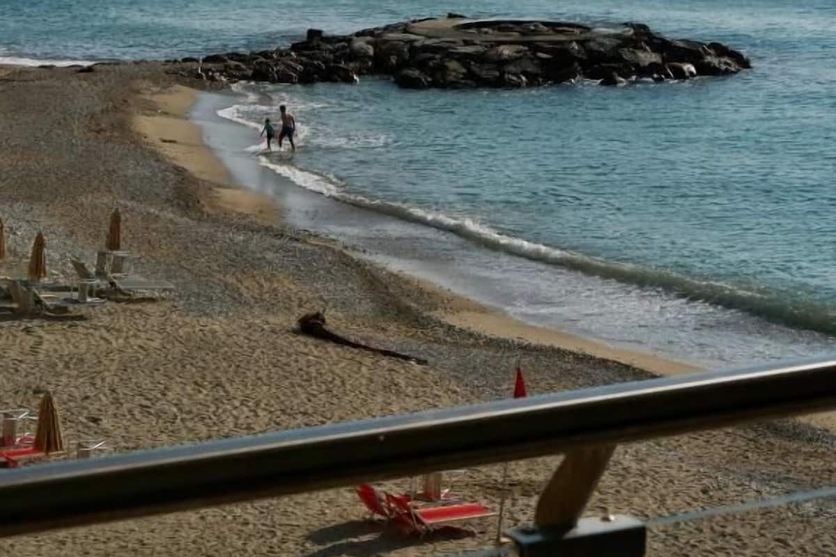 Chambre Triple Supérieure, vue partielle sur la mer
