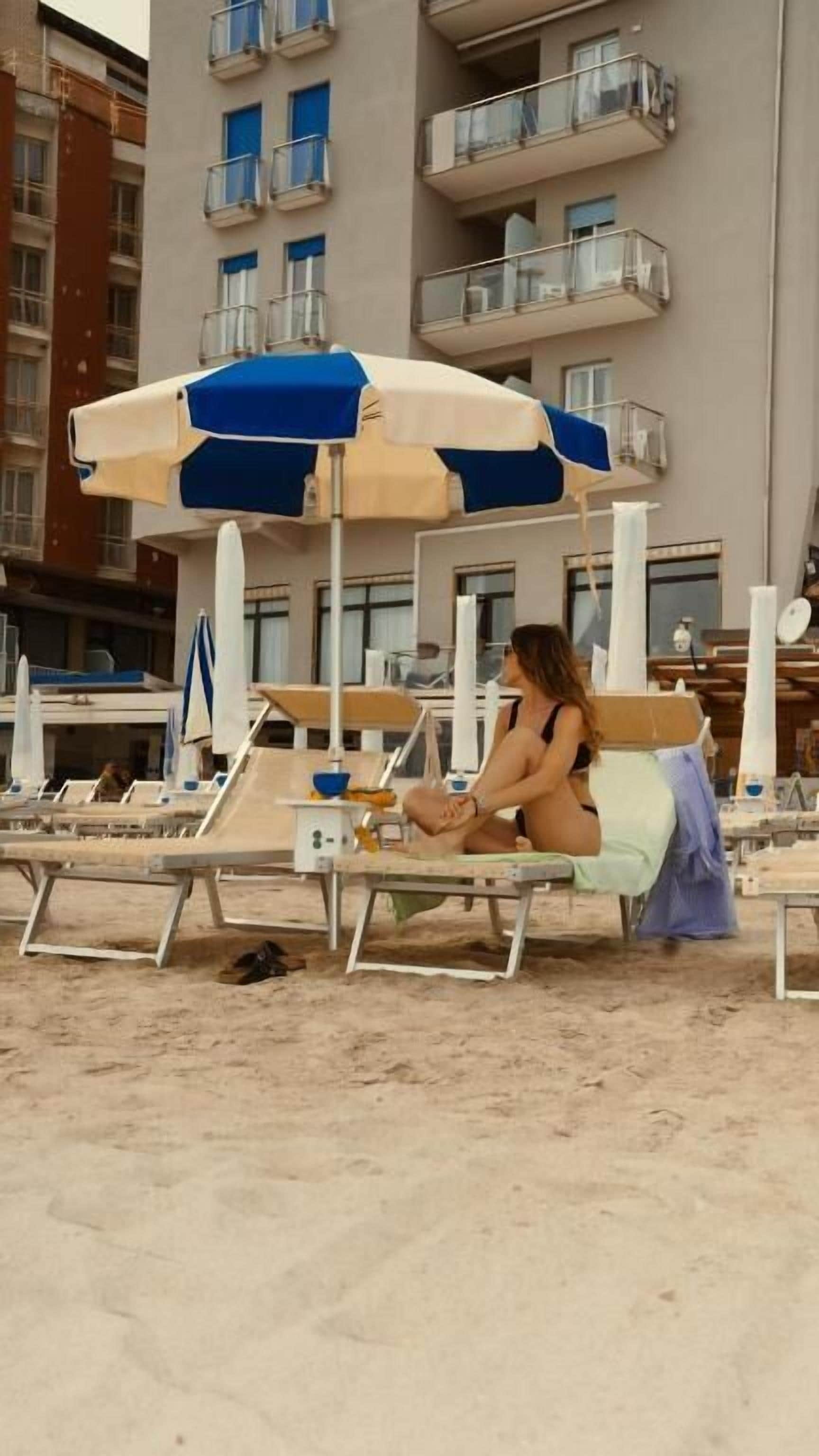 Plage privée, cabines (en supplément), chaises longues, parasols