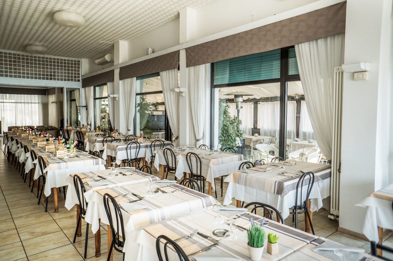 Breakfast, lunch, dinner served; Italian cuisine 