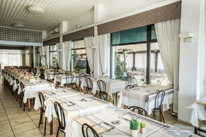 Breakfast, lunch, dinner served; Italian cuisine 