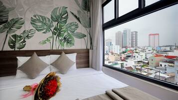 Deluxe kamer | Pillowtop-bedden, een minibar, een kluis op de kamer