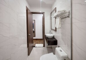 Deluxe Room | Bathroom | Shower, hydromassage showerhead, free toiletries, hair dryer - Mega Light Hotel (Nha Trang)
