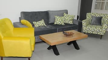 Cortinas blackout, insonorización y tabla de planchar con plancha
