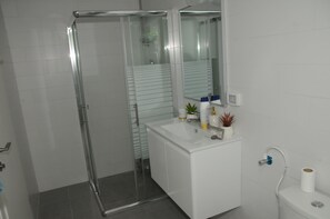 Appartement, plusieurs lits | Salle de bain