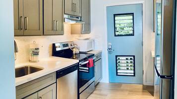 Frigorifero, microonde, forno, piano cottura