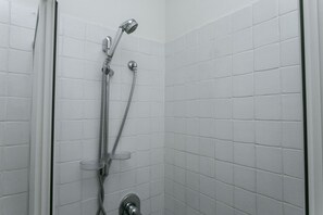 Douche, bidet, serviettes fournies