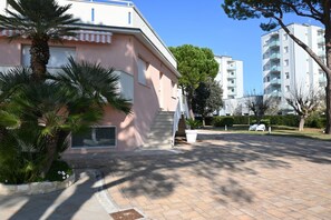 Property grounds - M070 - Marcelli, new three-room apartment 50 meters from the sea (Marcelli)