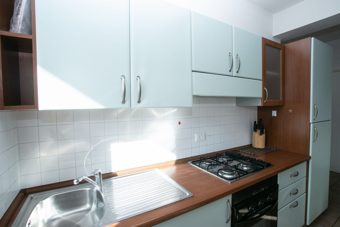 Kühlschrank, Ofen, Esstisch