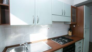 Kühlschrank, Ofen, Esstisch