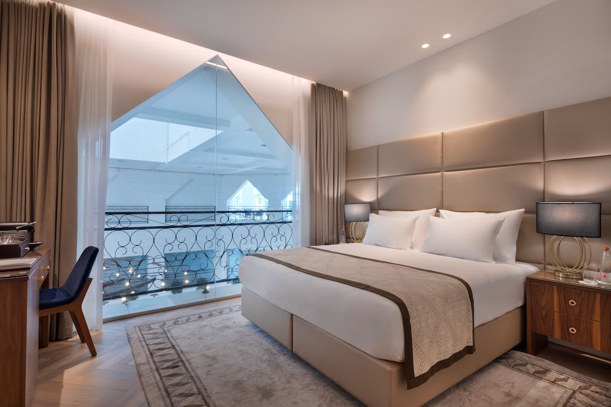 Superior Lobby View Room