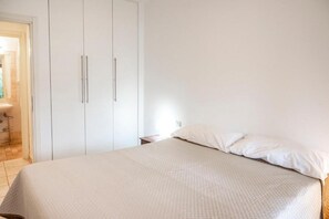 2 bedrooms, bed sheets - S102 - Sirolo, new three-room apartment with garden (Sirolo)