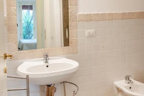 Shower, bidet, towels
