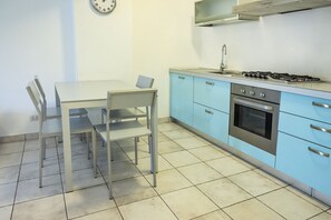 Een koelkast, een oven, een vaatwasser