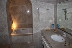 Separate tub and shower, deep soaking tub, rainfall showerhead - Gorgeous Villa Sfax (Sakeit Eddaeir)