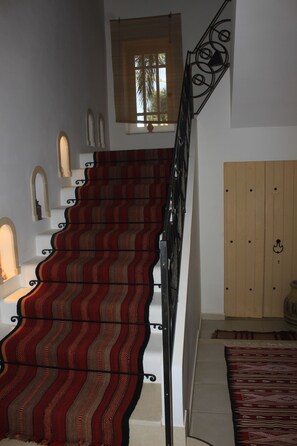 Biệt thự Premium | Khu phòng khách | TV màn hình phẳng 32-inch có truyền hình vệ tinh, TV, lò sưởi