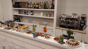 Zona de bar con diversos alimentos y bebidas exhibidos en estanterías y mostradores.